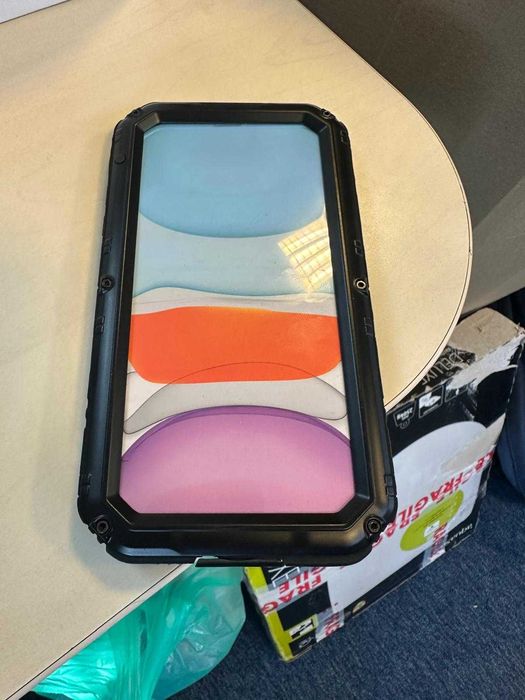 Husa Beeasy compatibila cu iPhone 11 neagra, usor zgariata