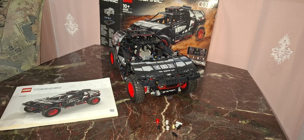 LEGO® Technic - Audi RS Q e-tron 42160