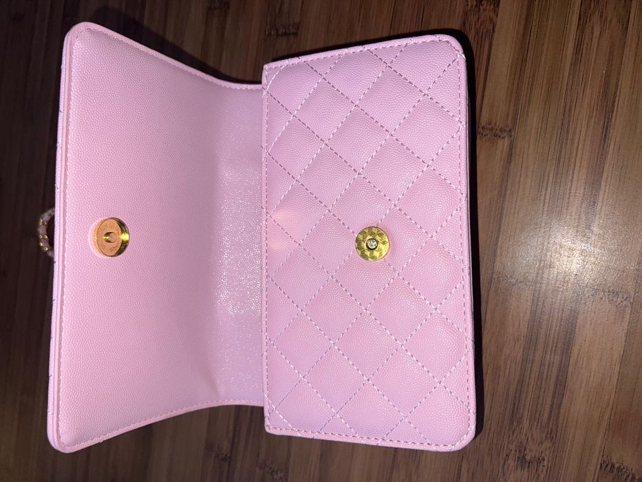 Розова чанта Chanel със златни детайли