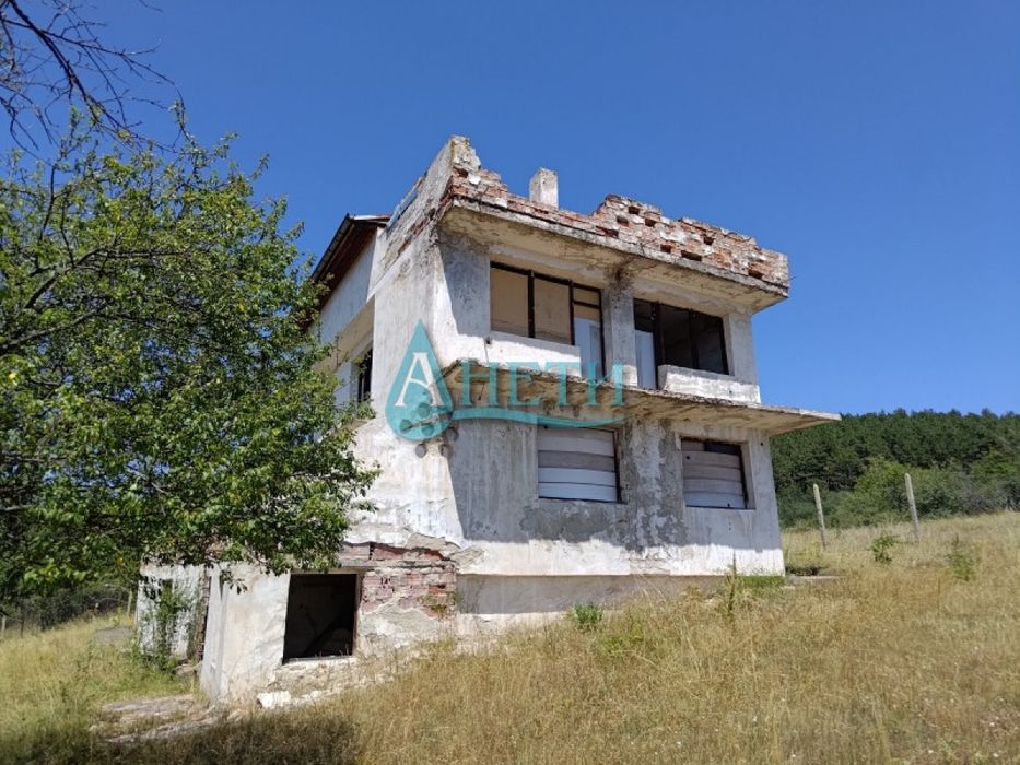 Масивна къща 144м2 с двор 600м2 и гараж 33м2 в с.Подгумер,