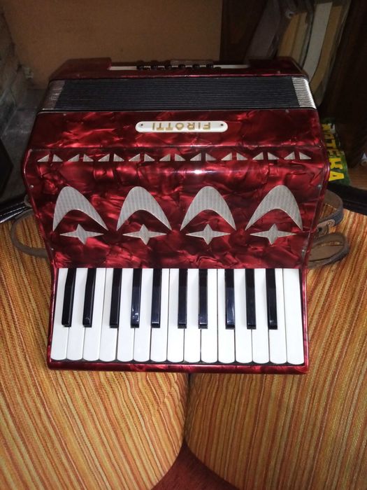 Акордеон Фироти 12 баса.