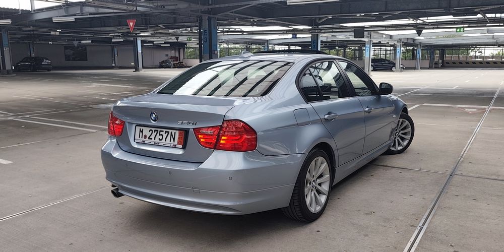 BMW seria 3/320/177cp/facelift/trapă/Car-Play/navigație/bi-xenon/Germania