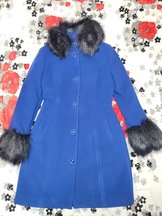 Palton Artista Cu Guler Si Mansete Cu Blana , Nr. 38 .