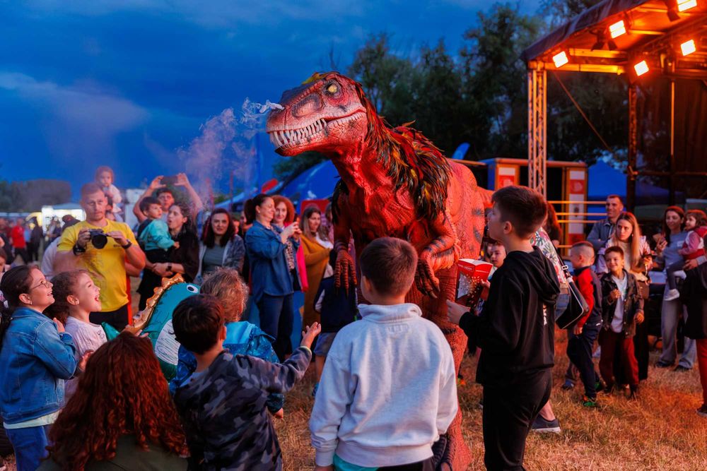 DINOZAUR URIAȘ – Apariție spectaculoasă pentru evenimente