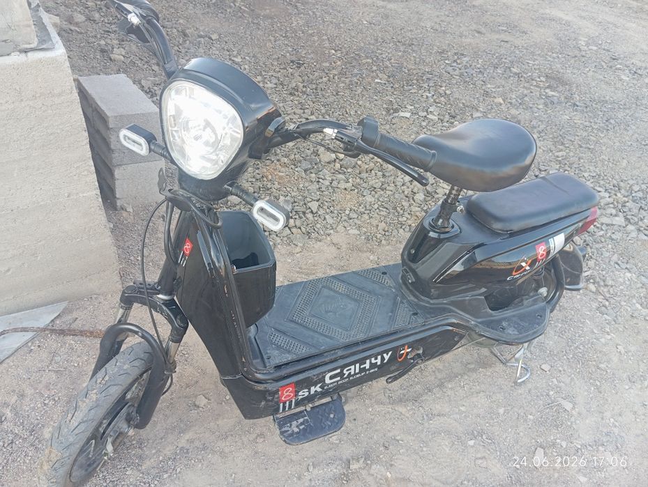 Продам скутер ск8