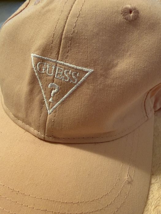 Шапка с козирка Guess