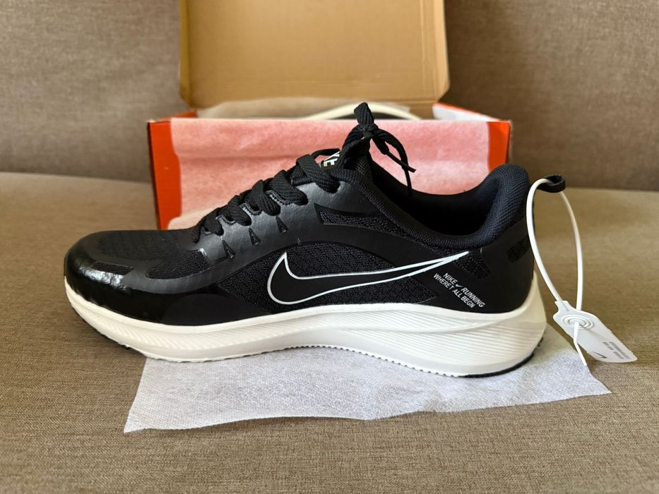 Кроссовки  фирмы NIKE