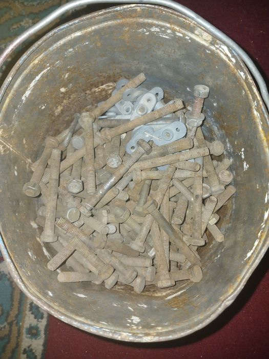 Продаётся болты. СССР. Микрорайон 1-остановка