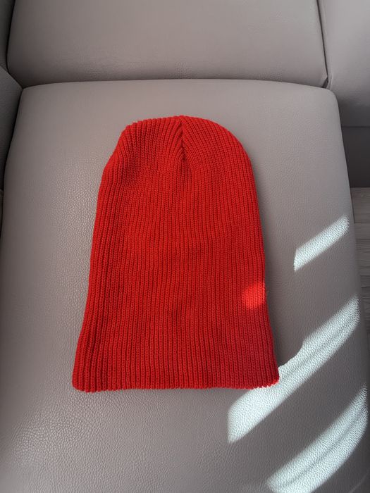 Червена плетена шапка