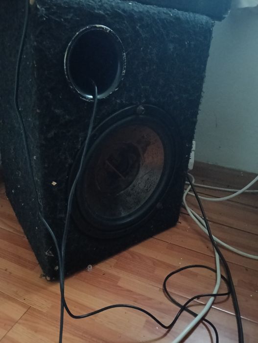 Vand subufar.   Nu are statie.