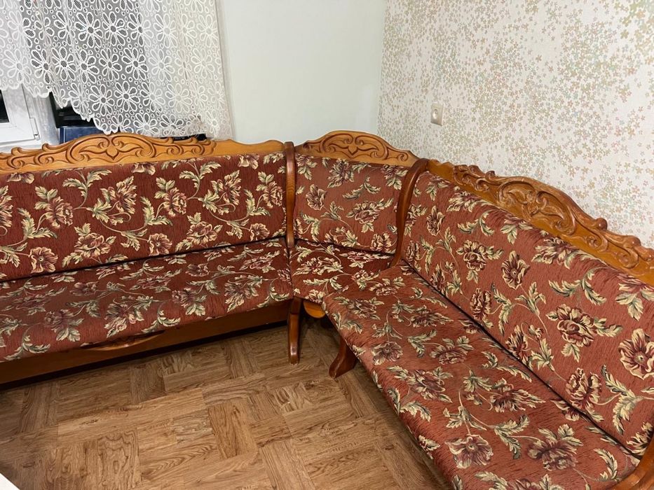 Продам обеденный стол и угловой диван. Обязательно самовывоз
