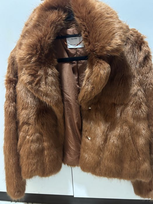 Палто с изкуствен косъм bershka