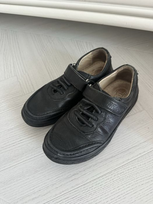 Продам школьную обувь
