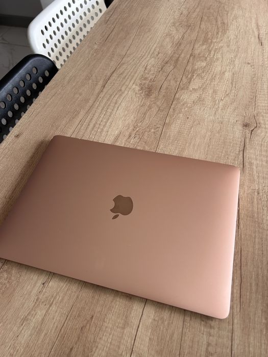 продам MacBook Air 2020, M1