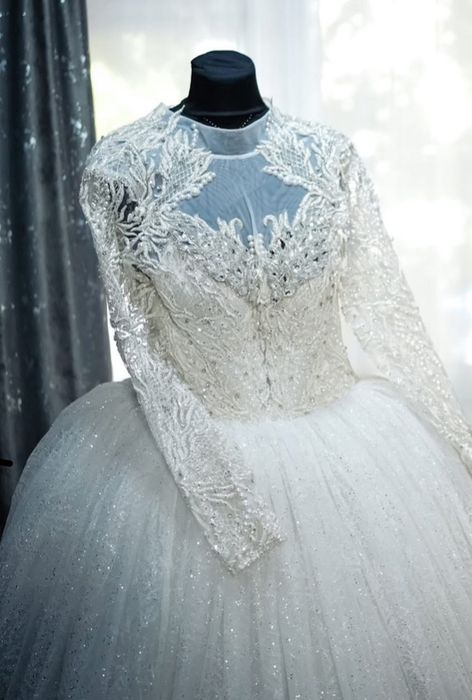 Vand rochii mireasa tip printesa si tip sirena cu trena detasabila