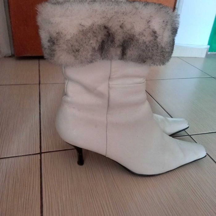Cizme albe, toc negru subtire de 5 cm, imblanite, produse in Romania.