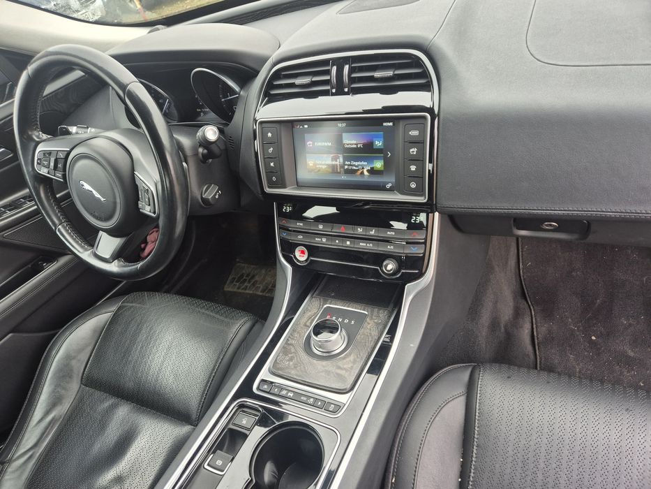 Jaguar XE  2.0 diesel 180 CP  cutie automată  2015