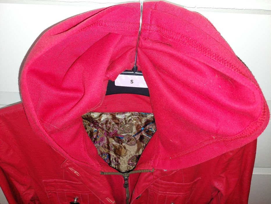 Geaca rosie piele ecologica cu gluga din textil TRANSPORT GRATUIT
