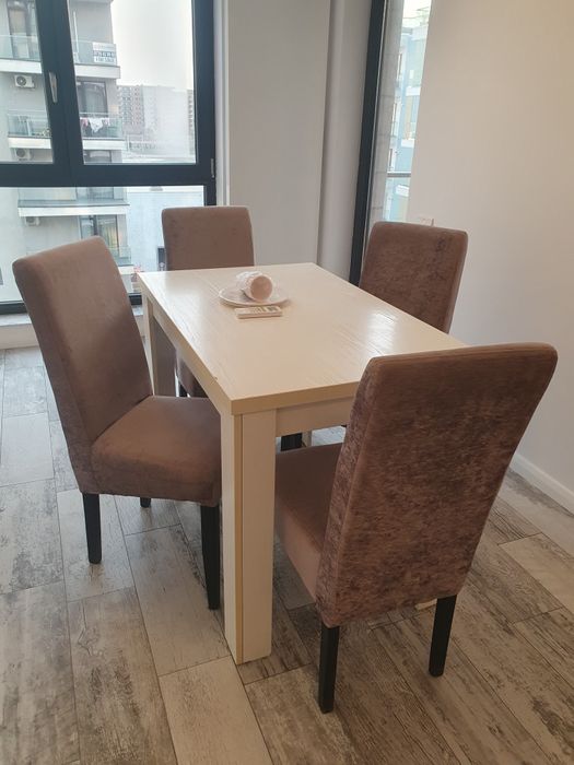 Masa cu 4 scaune lemn tapitate- 500 lei