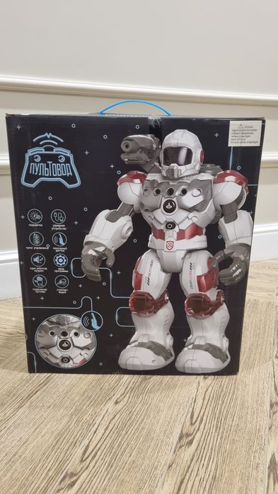 Робот на пульту новый