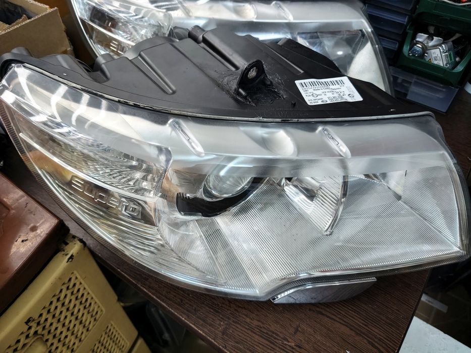 Far dreapta bi-xenon adaptiv Skoda Superb 2