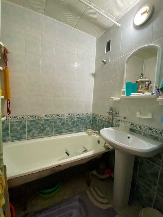 Продам 2 комнатную на 8 мкр