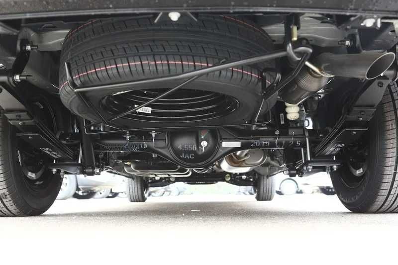 JAC M3 PLUS кўплаб қулайликларга эга бўлган  минивен.