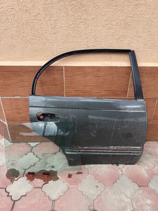 Продаётся дверь Toyota Carina E