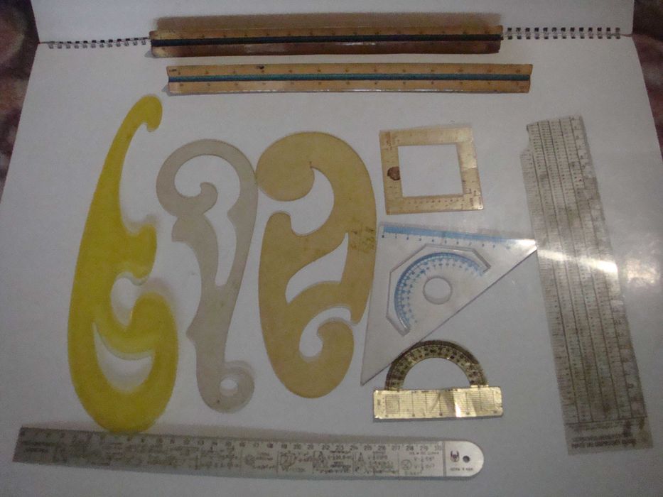 Лот чертожни инструменти- линии,кривки и др.