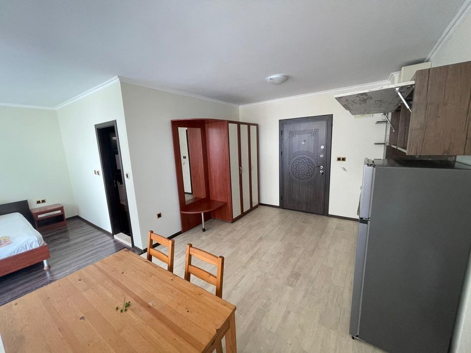 Спалня легло нощни шкафчета гардероб тв секция огледало