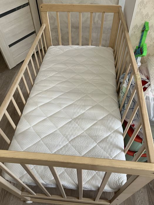 Манеж с матрасом и простынями