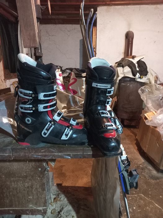Ски обувки щеки продома