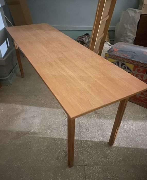 Продается стол, находится 7 мкр, г Актау,самовывоз.