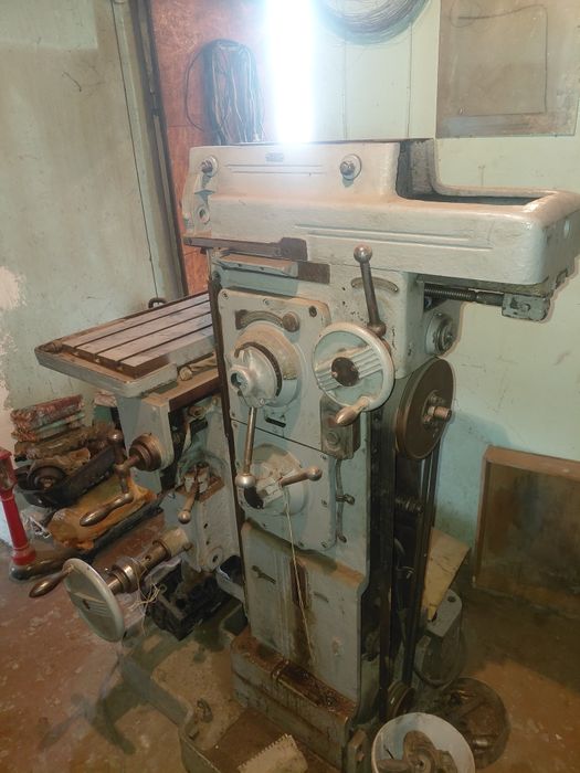 Машина металическая