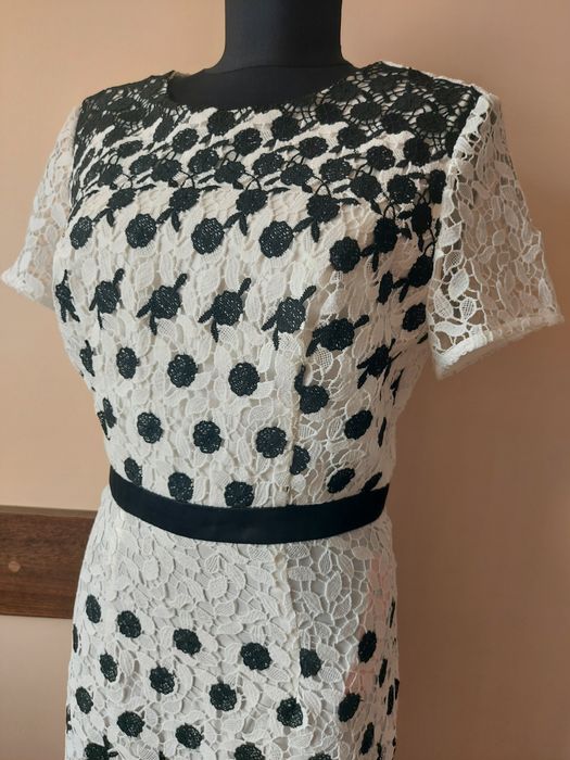 НОВА !!! Елегантна дантелета рокля на CHI CHI  LONDON