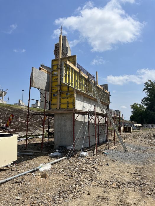 Inchiriere panouri doka, cofraje, sisteme cofrare si planseu, schela