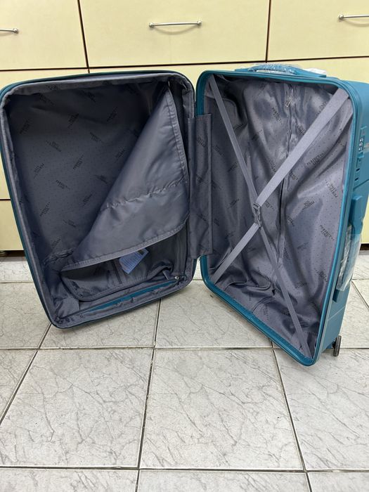 Нов Среден куфар полипропилен