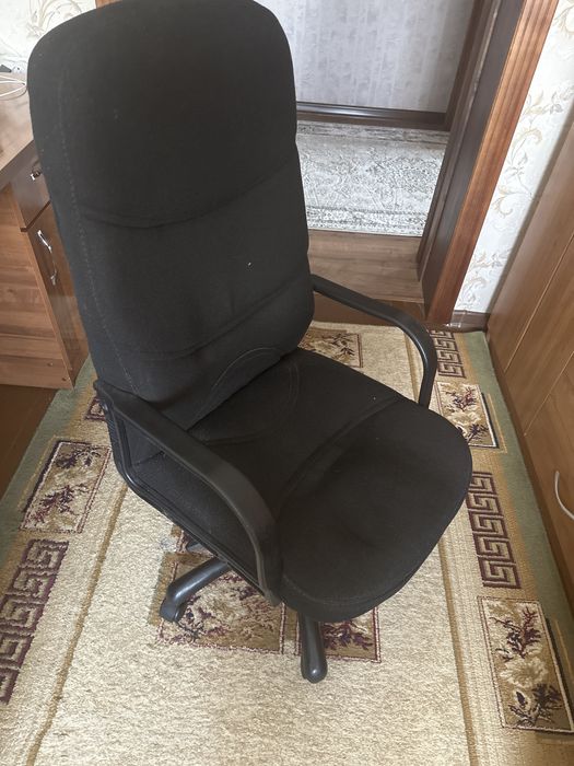 Офисные кресла.