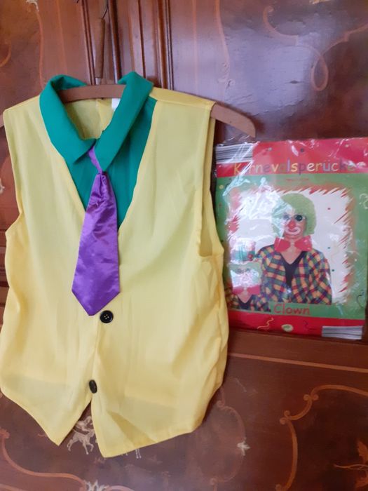 Peruca și bluza clown