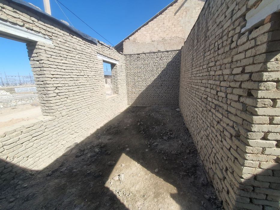 Продается участок с недостройкой