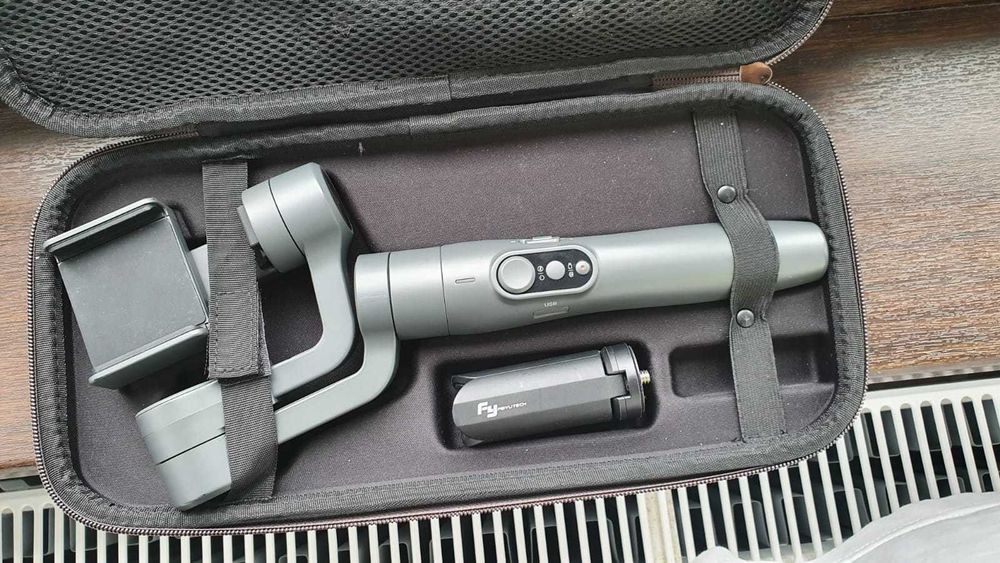 Stabilizator Ghimbal telefon, Feiyu-Tech, 3 axe, pentru stabilizare foto si video, cu braț telescopic și trepied, ca NOU