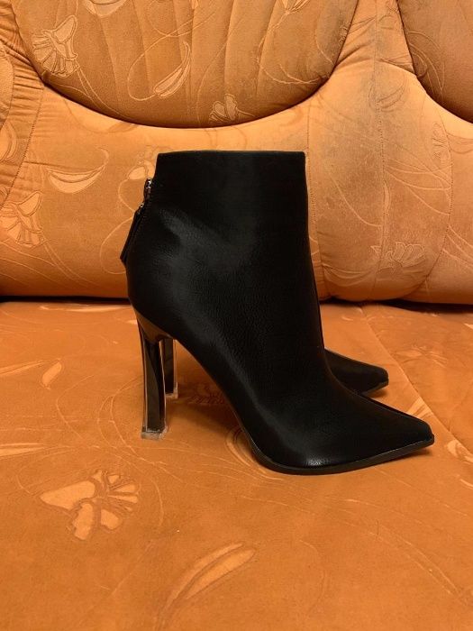 Продаю женские сапоги.