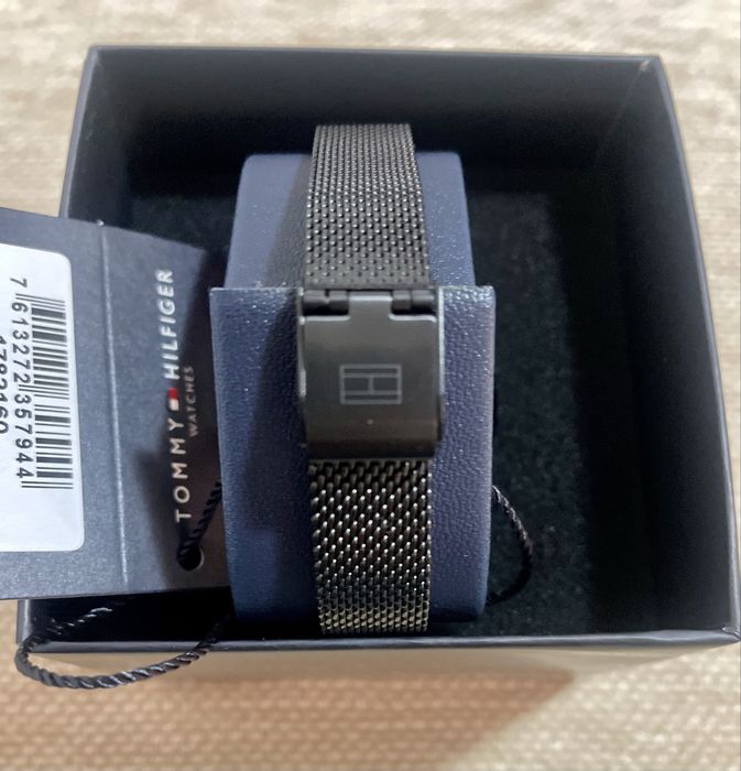 Дамски часовник с метална каишка