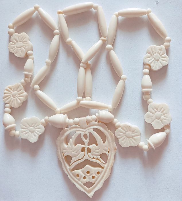 Дамско  колие от кост