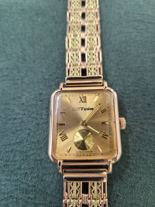 Золотые часы с браслетом