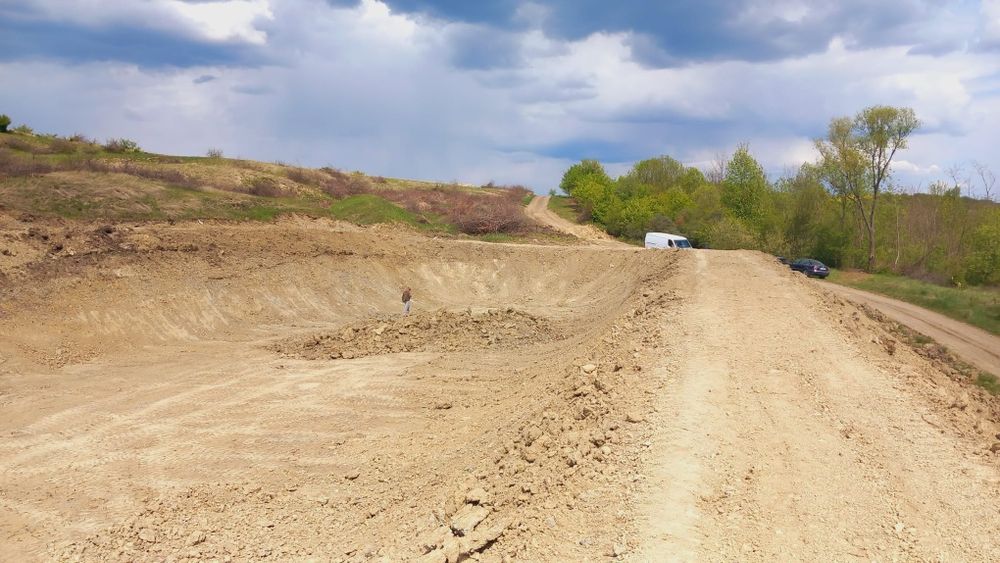 PF. Vând teren in Luna de jos 4,5 hectare,cu C.F