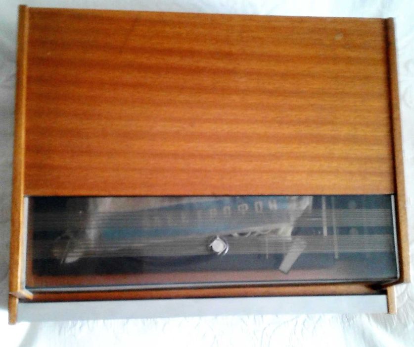 Музыкальный проигрыватель советский с виниловыми пластинками