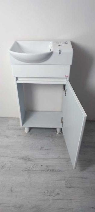 Мивка с шкаф за баня
