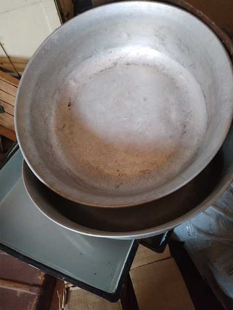 Продавам стари, легени, медни подноси и джезвета, кани, чаши, тави.