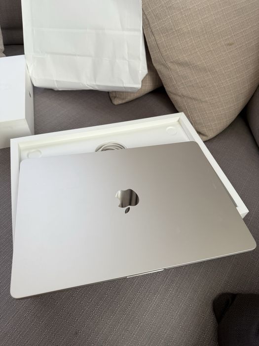 Чисто нов лаптоп Аpple